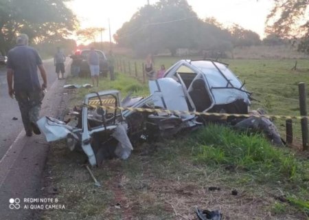 Carro partiu ao meio em grave acidente que deixou uma pessoa morta entre Lagoa Bonita e Deodápolis