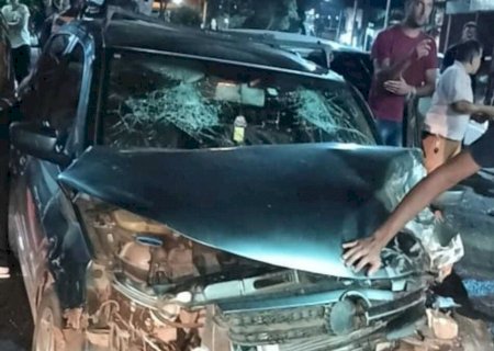 Motorista embriagado e em alta velocidade colide em motos e veículos no centro de Glória de Dourados