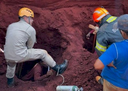 Em Nova Alvorada, trabalhadores ficam soterrados durante obra, depois de barranco desabar