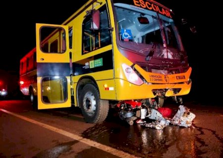 Motociclista morre preso embaixo de micro-ônibus no anel viário de Dourados