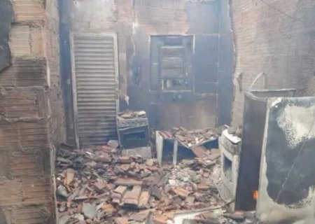 Casa é destruída por fogo após queda de raio em Nova Andradina