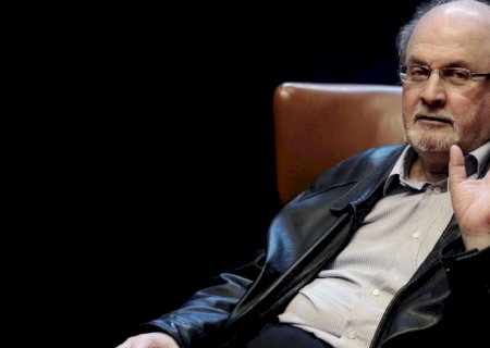 Com melhora, Salman Rushdie é retirado de respirador