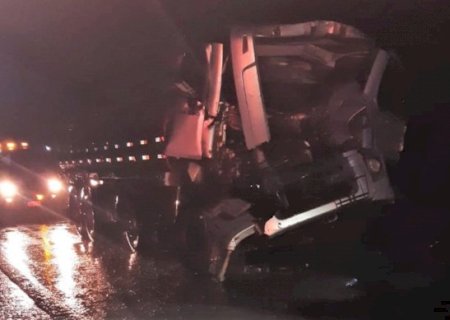 Carreta tomba ap&oacute;s colidir com caminh&atilde;o carregado de combust&iacute;veis entre Nova Casa Verde e Nova Andradina