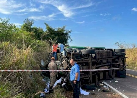 Caminhoneiro morre após colisão com ônibus em Nova Andradina