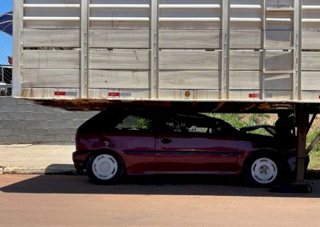 NOVA ANDRADINA: Motorista cochila e Gol vai parar debaixo de carreta estacionada