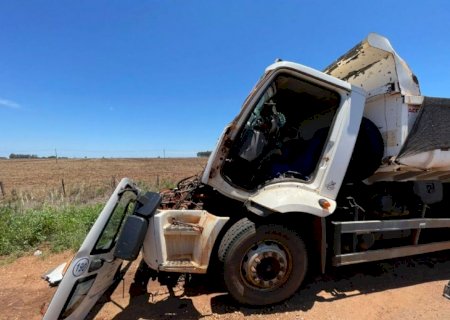 Caminhão caçamba bate na traseira de carreta em acidente na rotatória de Nova Andradina