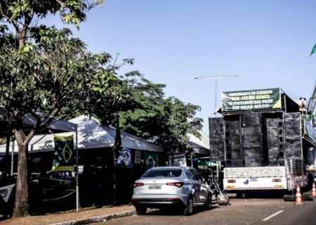 Com bandeira hasteada em guincho de caminhão, protesto no CMO chega ao 29° dia