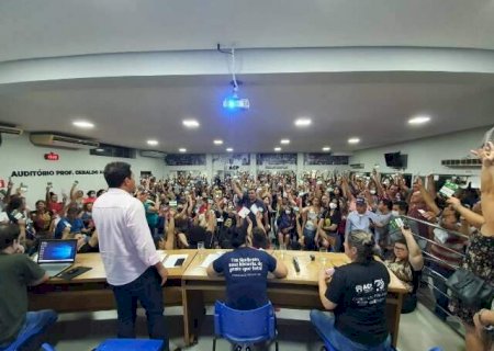 Por reajuste, professores de Campo Grande amea&ccedil;am greve