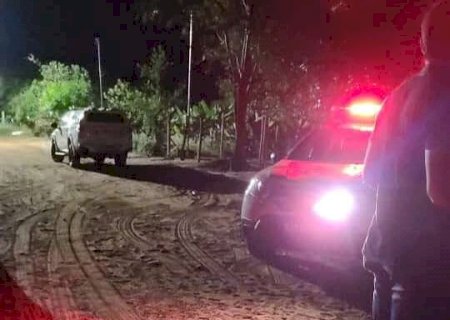 Homem mata namorada a com 7 facadas durante bebedeira com amigos em Anhanduí