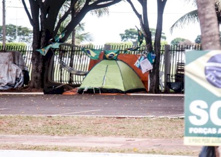 Manifestantes ampliam área ocupada e montam barracas na calçada do CMO de Campo Grande