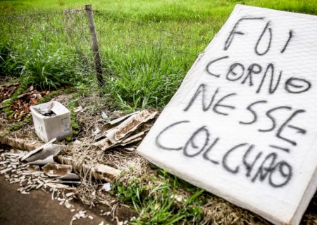 Você conhece? Colchão chama atenção na Vila Sobrinho e todo mundo quer saber quem é o \'corno\'