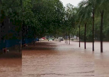 Lago do Amor transborda e carro fica ilhado em dia chuvoso