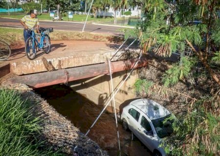 Motorista perde controle da dire&ccedil;&atilde;o e carro cai em c&oacute;rrego em Campo Grande