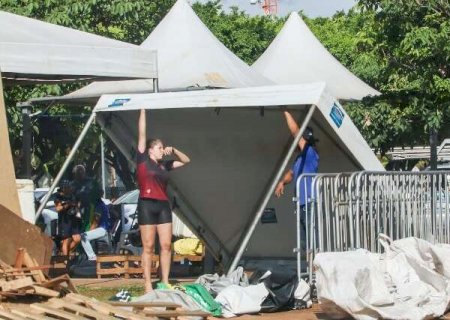 Ultimas barracas s&atilde;o retiradas de acampamento na avenida Duque de Caxias, em Campo Grande