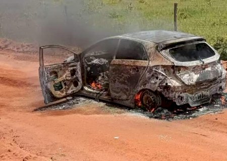 Carro carbonizado e destru&iacute;do &eacute; encontrado em assentamento de Nova Andradina