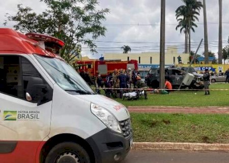 Policiais ficam feridos ap&oacute;s acidente entre viatura e carro na Afonso Pena