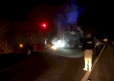 Motorista de fusca morre após bater de frente com carreta na BR-163