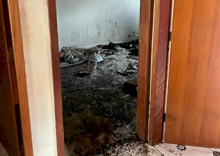 Por ciúmes, homem ateia fogo na casa de ex-companheira em Nova Andradina