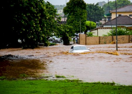 Chuva de dois meses soma 570 mm e estragos se espalham por ruas e bairros de Campo Grande