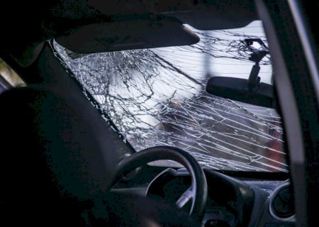 Carro tomba em cruzamento de Campo Grande e motorista quase tem braço amputado