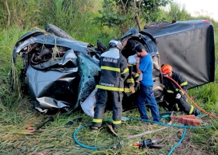AGORA: Bombeiros atendem acidente com morte e vítima presa as ferragens entre Glória de Dourados e Deodápolis na BR-376