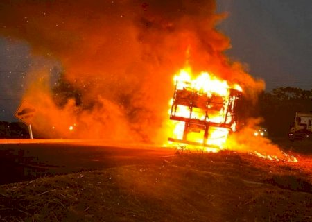 Carreta pega fogo entre Batayporã e Nova Andradina na MS-134