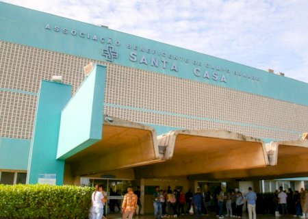 Sem salários, funcionários da Santa Casa paralisam atendimentos e votam greve