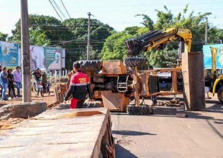 Patrola de caminh&atilde;o guincho cai e interdita tr&acirc;nsito na Capital