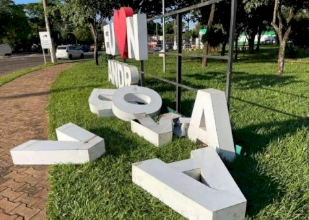 Amor a Nova Andradina aparece no ch&atilde;o e revolta moradores