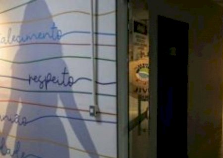 Mãe é presa após abandonar crianças em apartamento para beber em Campo Grande