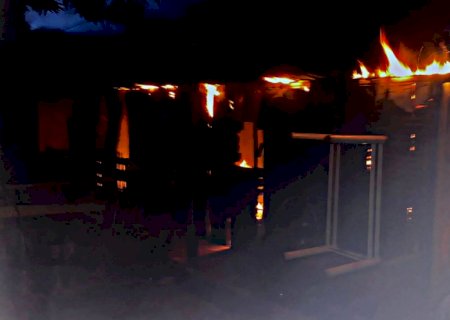 Policiais salvam 4 crianças presas em casa que teria sido incendiada por pai em Campo Grande