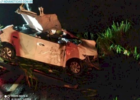 Carro capota ap&oacute;s aquaplanagem, bate em &aacute;rvore e dois ficam feridos na MS-134, em Nova Andradina