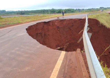 Após chuva, asfalto volta a ceder e abre cratera na MS-473, em Nova Andradina