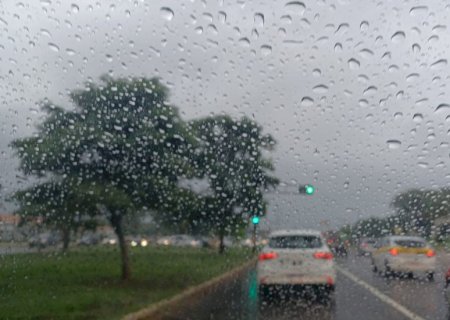 Campo Grande amanhece debaixo de chuva e terça-feira será de temporal em MS