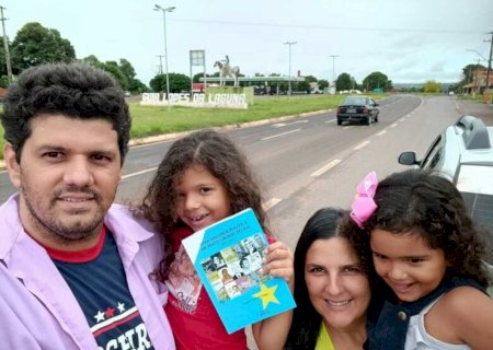 Wagner Cordeiro Chagas, Professor e Escritor de Fátima do Sul, viaja com família para doar livro sobre MS a escolas e universidades