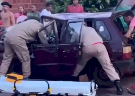 Motorista de carro colide com caminhonete, fica preso nas ferragens e morre em Nova Andradina