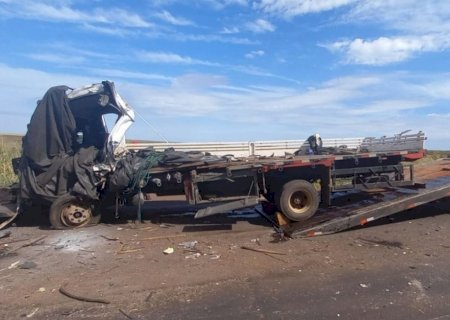 Motorista de caminhão morre após colisão com ônibus na BR-267, entre Nova Andradina e Nova Casa Verde