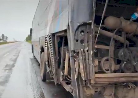 Na BR-276, em Nova Alvorada do Sul, motorista é fechado e bate carreta em ônibus com quase 50 passageiros