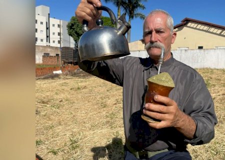 Figura peculiar na Rua do Seminário, \'gaúcho véio\' ganha buzinadas ao \'tomar chimarrão e sol\'