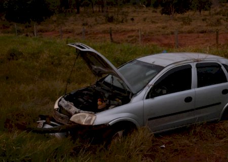 Após pneu furar, carro com duas crianças sai da pista e tomba às margens da MS-010