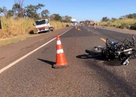 Motociclista bate de frente com carreta e morre após ser arrastado na BR-163 em Nova Alvorada do Sul