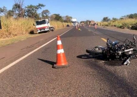 Motociclista bate de frente com carreta e morre ap&oacute;s ser arrastado na BR-163 em Nova Alvorada do Sul