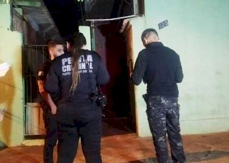 Mulher morre com 13 facadas e namorado &eacute; principal suspeito em Dourados