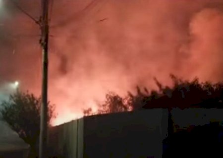 AGORA: Bombeiros são acionados para incêndio de grandes proporções em cemitério