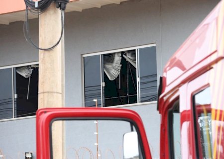 Incêndio destrói parte de depósito de materiais de construção no Indubrasil