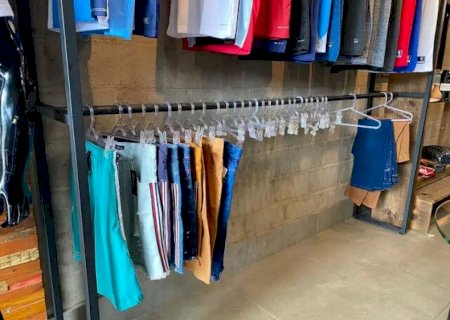 Ladrões arrombam porta de loja e levam R$ 10 mil em tênis e roupas em Campo Grande