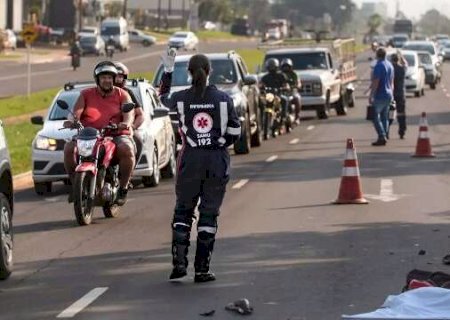 Motociclista colide em carro, cai e morre ap&oacute;s ser atropelado por &ocirc;nibus em Campo Grande