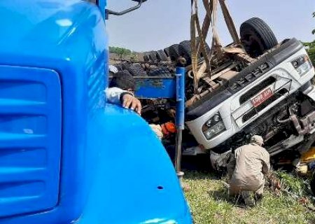 Carreta carregada de milho tomba e motorista fica preso &agrave;s ferragens na Capital