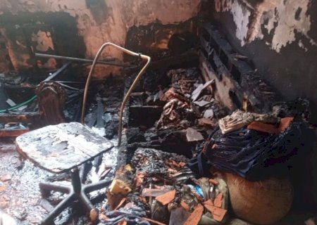 Mãe e filho são hospitalizados após incêndio destruir casa da família em MS