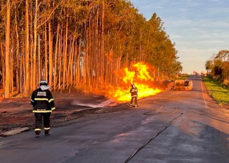 Caminhão carregado de etanol tomba e pega fogo na BR-376 entre Ivinhema e Amandina